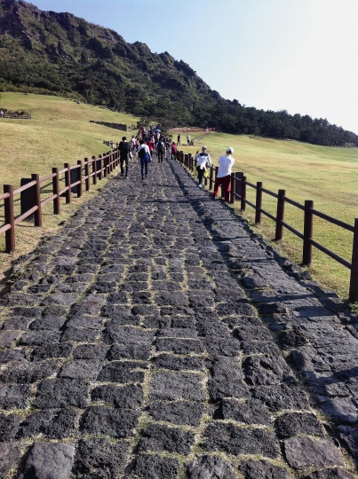 攀上火山岩铺的小路上山
