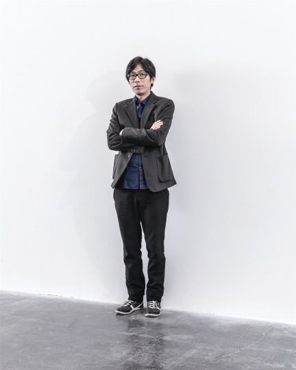 徐震（b.1977)
代表展览：1月19日，“徐震：没顶公司出品”，尤伦斯当代艺术中心
其它：3月，以委任艺术家身份参展纽约军械库艺博会，并在艺博会首次推出没定画廊；6月，瑞士巴塞尔艺术展两个备受关注的板块“Art Unlimited”与“14Rooms”均吸纳了徐震作品参展
百度搜索：943,000
记录：《Hi艺术》2014年3月刊“Hi焦点”
编者印象：在近半年不断涌现的关于徐震的采访中，总能看到由他嘴里吐出来的彪悍言辞。比如说“艺术家其实都挺装的”；比如说“我们有什么都想弄的气概”；比如说“艺术家都是企业家”……这的确省却了编辑们苦想标题的烦恼。

