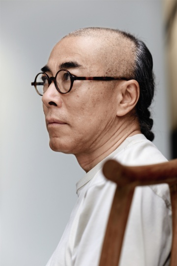 谷文达（b.1955)
代表展览：5月13日，“谷文达”，香港汉雅轩画廊空间以及巴塞尔艺术展现场
其它：5月11日，谷文达携大型装置作品《孝道》亮相佛山，与千名少年共同书写《孝经》。
     本季春拍，谷文达成交总额逾4004万，其中最高单价作品《危险的棋盘离开地面 ---别碰,出来了!》以437万成交
百度搜索：456,000
记录：《Hi艺术》2014年6月刊“Hi明星《谷文达 水墨之外》”
编者印象：
同事的采访中，谷文达自信满满地说道：“如果不做艺术家，我也会是一个成功的政治家。”
