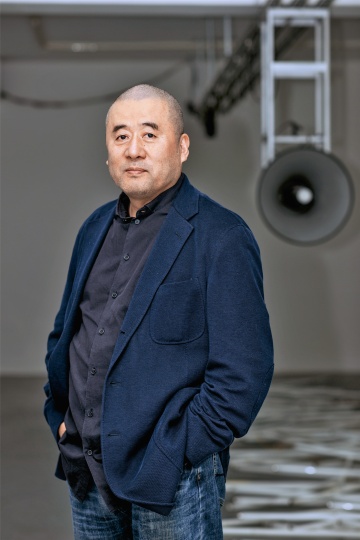 张培力（b.1957)
代表展览：4月18日，张培力个展“因为……所以……”，博而励画廊
百度搜索：108,000
记录：详情参见《Hi艺术》2014年6月刊“Hi焦点”
编者印象：近两年碰见张培力都是在OCAT上海馆的开幕派对，都是其他人的展览，他笑呵呵地被人群簇拥，听着人夸展览好，就更加开心。据说，身为OCAT上海馆馆长，有着不能在自己场地办其个人展览的规定。这或许是OCAT的一大遗憾。
