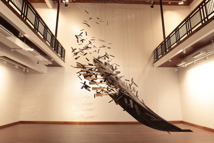 《蜕变》 550×220×600cm 不锈钢、木头 2007
