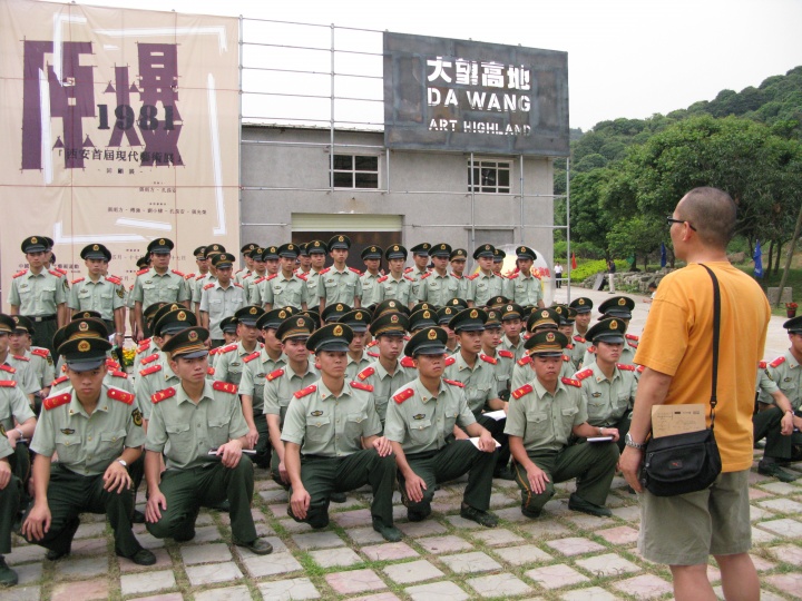 2009年，张雨方和孔长安在深圳策划“原爆——西安首届现代艺术展”的纪念展
