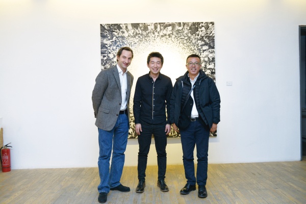 2013年，HDM画廊“陆超个展”现场，画廊主、艺术家与刘小东
