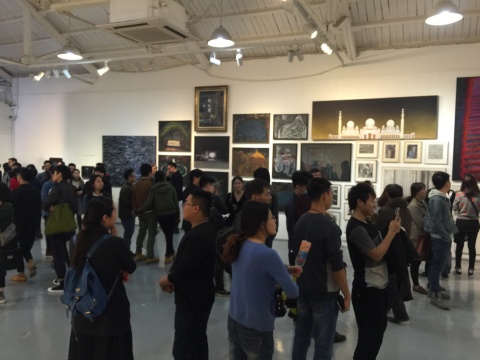 这既是作品“密度极大”的一场展览，又是观众“密度极大”的一场展览
