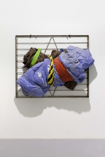 《Angela De La Cruz + Peter Buggenhout + Phillip King》 120×140×50cm 被子，胶带，金属防护栏，水泥 2014
