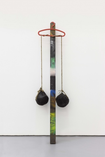 《Jannis Kounellis + Sarah Lucas + Lynda Benglis + Guillaume Leblon》 183×60×20cm 方钢，发泡胶，气球，衣架，麻绳 2014
