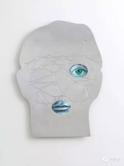 TONY OURSLER 《N(EAR) H(UMAN)》116.8x91.4 cm 铝、CD屏幕、声音 2015
