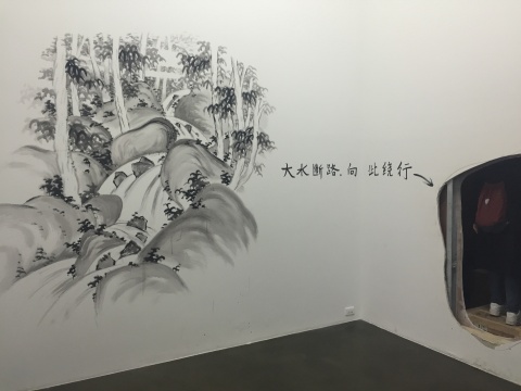 展厅入口，“大水断路，请绕行”提示着观展路线
