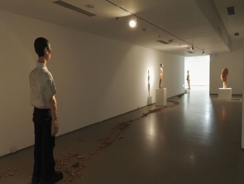 展览现场  黄智涛木雕作品现场呈现
