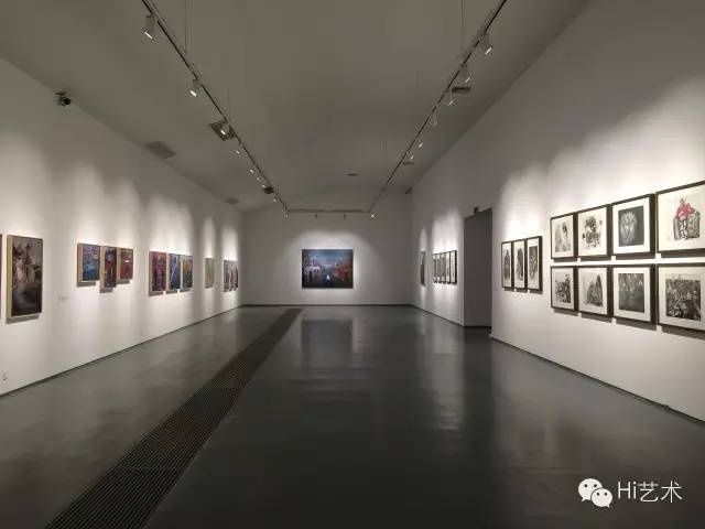 蜂巢当代艺术中心 孔千个展”不合时宜“展览现场 展览占据了蜂巢几间最主要的展厅 呈现了孔千近30年90余件作品
