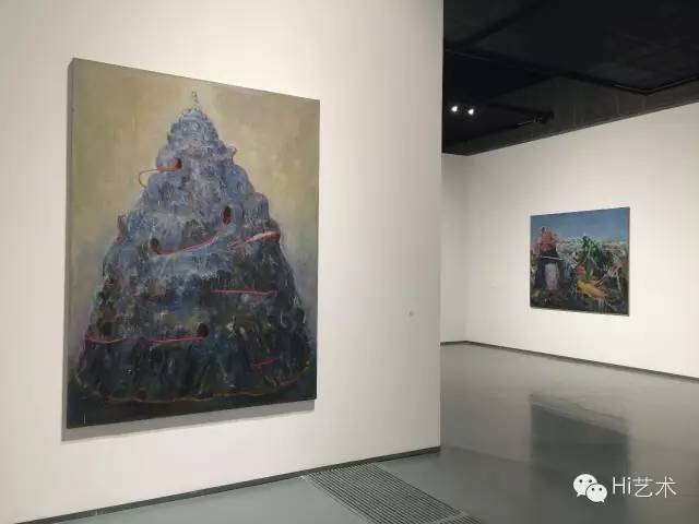 孔千个展”不合时宜“展览现场 近处是孔千作品2005年《快速路》
