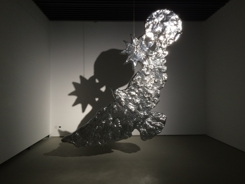 奇奇·史密斯（Kiki Smith）的《新月飞鸟》（Crescent Bird）被乌镇收藏