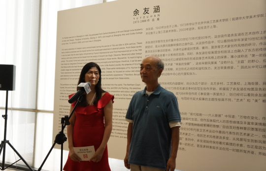 “余友涵1973-1988作品展”开幕现场，龙美术馆馆长王薇同艺术家余友涵（右）