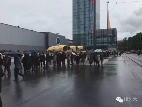 在雨中排长队进博览会的画面让人动容，但要在一两天的时间里看完286家画廊，而且还要分辨记住的大多数看上去差不多的作品就实在让人抓狂。
