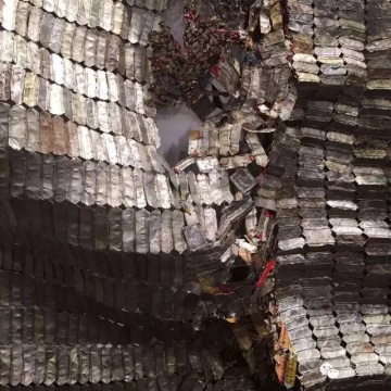 El Anatsui 的杰出不仅仅是用垃圾的奢华来嘲讽消费社会物质的无聊，而是他能把酒瓶盖、易拉罐，编织作出非洲特有的手工感，这才是最值得尊重的部分。
