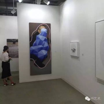 作为一个中国人，我们焦虑的看到：中国绘画的数量在巴塞尔迅速的减少，但我们也开心的看到：中国绘画和现实的关系似乎已经找到了突破口。
