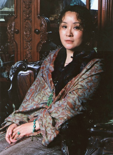 艺术家莫也（1958-2016）（“她喜欢与众不同，头发烫了卷儿，脑门后用一根古朴的簪子别着，前额的刘海分成两片，出门前精心地用啫喱打成卷儿。她的衣服也喜欢穿那种繁复精致的”，莫也女儿莫芷如是说。)
