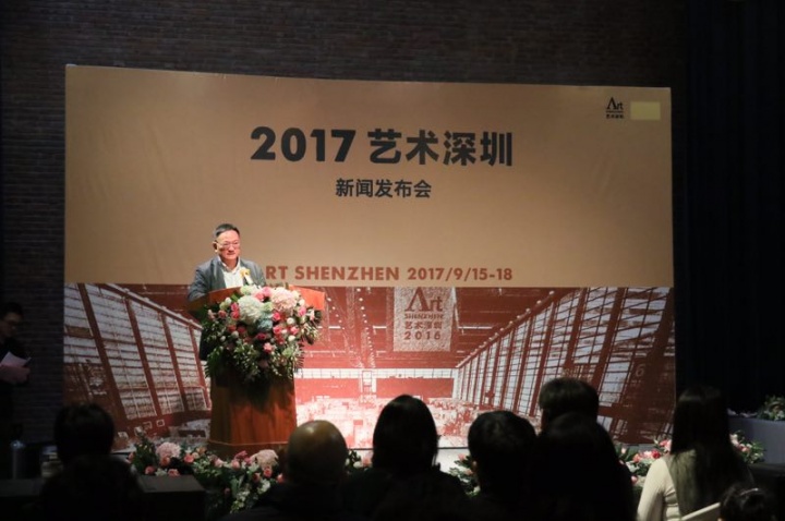 深圳报业集团经管会委员、深圳国际文化产业博览交易会有限公司副董事长兼总经理、2017艺术深圳组委会秘书长叶建强代表承办单位致辞
