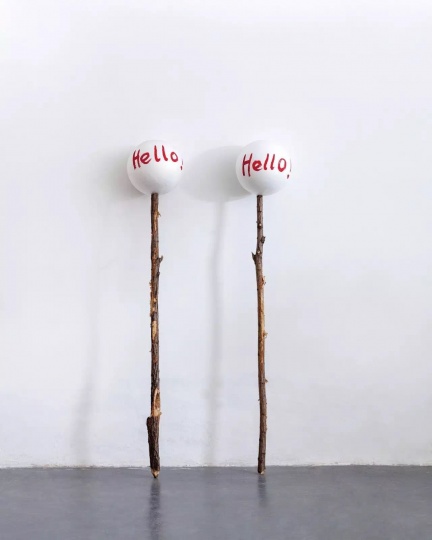 ​杨心广 《Hello》 180×30 cm ; 175×30 cm 木头、聚苯乙烯球  2012