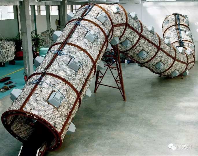 Lot 4631 王度《时空隧道》590×675×3000cm 金属、电视机、报纸  2004
估价：估价待询
