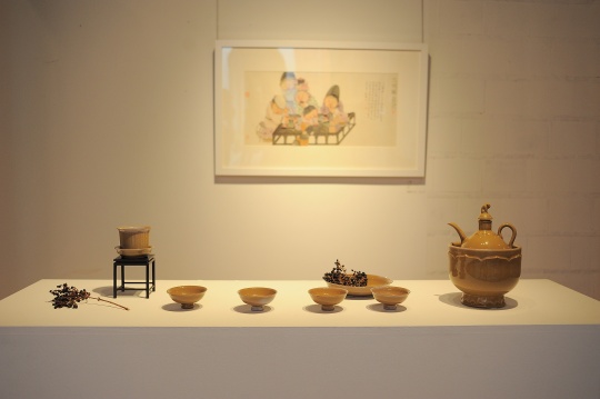 展览现场：吴浩纸本绘画作品、葛昊翔陶艺作品
