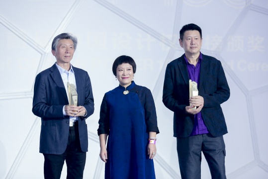 左起：中央美术学院院长范迪安、艺术权力榜创始人、组委会主席顾维洁、第十一届中国艺术权力榜轮值主席周春芽
