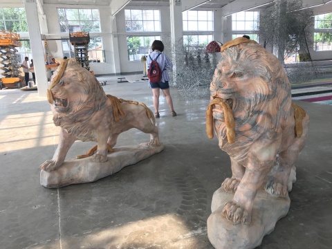 尼娜·贝尔《小猫咪》大理石、筷子，2018
