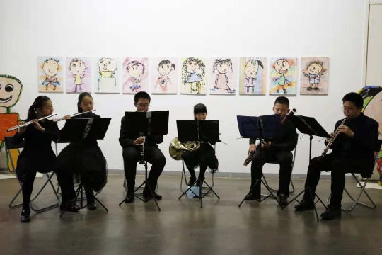 北京青年宫少年管乐团在展览现场表演
