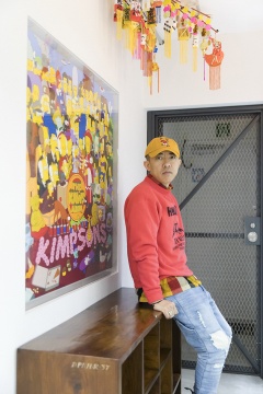 NIGO®肖像，背后的《The KAWS Album》是NIGO®委托KAWS创作的 © Sotheby’s