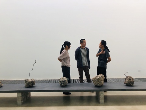 艺术家宋红权（右）与观展者交流作品