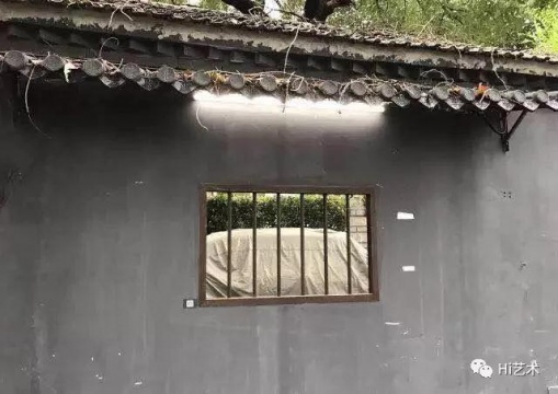  

经历“封墙堵洞”后，箭厂空间推出的杨振中个展，在整个展览过程中，艺术家暗中安装的监视器记录了日日夜夜里的一切举动，并显示在隔壁的咖啡馆中
