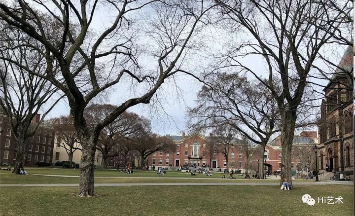 布朗大学放春假（3月21日）之前，校园草坪上还有不少学生。后来疫情形势迅速严峻，学校暂时关门，学生们自春假后至今再未回到校园。（图：周婉京）
