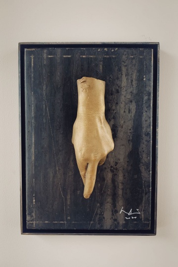 李怒 《夹紧双腿》 30×42×9cm 铸铜、24K金 2020
