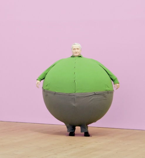 欧文·沃姆(Erwin Wurm) 《吞下世界的艺术家》 190×140×140cm 综合材料 2006 
摄影: Colin Davison 图片来源：艺术家官网
