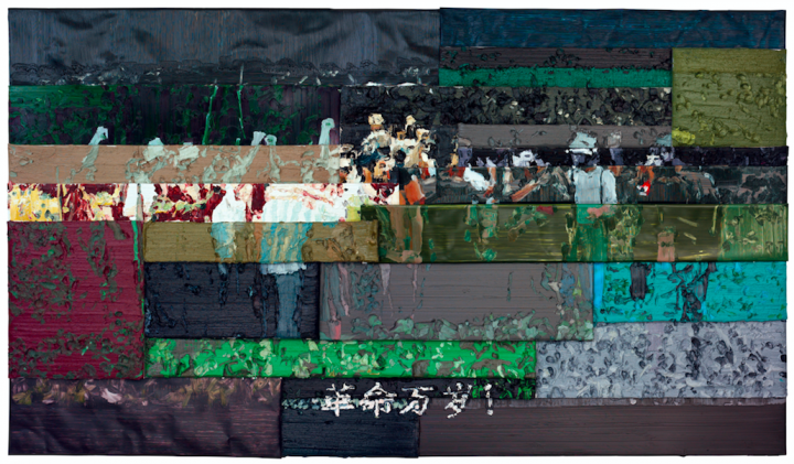 正对面是李松松2009年的铝板油画《革命万岁》，这件作品重达几百公斤，花了两三天才吊上来。刘兰说第一次体会到做展览的不容易

 
