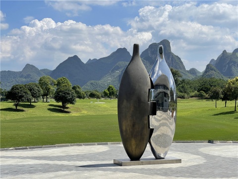 1-1傅中望，《瓶合 5 #》， 不锈钢、铜 ，198.76 cm × 62.6 cm × 350 cm ( H ) ，2019
