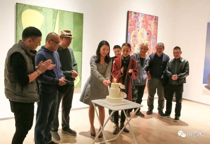 在开幕展“小径分岔的花园”上，艺术家郭晋、张晓刚、毛旭辉、刘虹、庞茂琨、方力钧、杨述、郭伟，及现场嘉宾观众一同见证ArtDepot十周年（图片提供：艺术仓库当代艺术中心）
