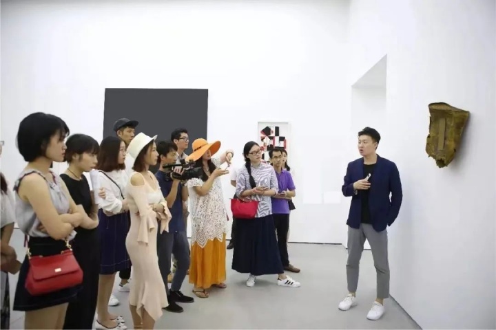 Kenna在e当代美术馆为观众导览，乔治·巴塞利兹个展“天外天”展览现场，2017