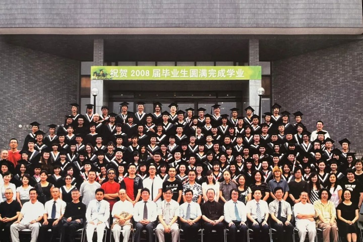 
中央美术学院2008届毕业生合照，第一排左五为赵刚
2007-2008学年，赵刚曾任教于中央美术学院，教授实验影像课
在毕业奖项评比时，赵刚指导的6名学生中
获一等奖者1名，二等奖者2名
