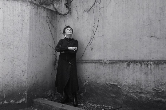 格雷西拉·伊图尔比德，路易斯·波洛 摄，智利，2015年

Graciela Iturbide. Portrait by Luis Poirot, Chile, 2015
