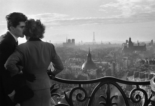 巴士底恋人 1957
(C) RMN - Gestion droit d'auteur Willy Ronis Localisation : Charenton-le-Pont, Médiathèque du patrimoine et de la photographie  Photo (C) Ministère de la Culture - Médiathèque du patrimoine et de la photographie, Dist. RMN-Grand Palais / Willy Roni
