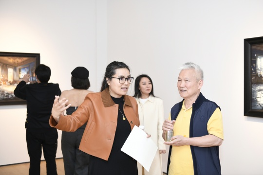 ihere gallery 画廊主李舒扬向嘉宾介绍展览
