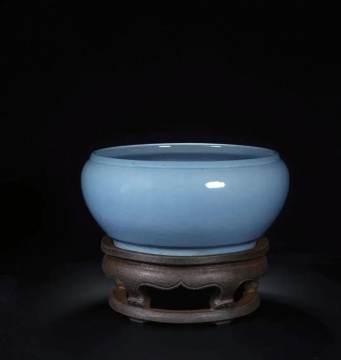 LOT686清雍正 天蓝釉连座钵式洗

高（连座） 22.6 cm 宽 27.5 cm

 

款识：“大清雍正年制”篆书款

参阅：北京故宫博物院藏清雍正仿汝釉钵式连座洗。

 

估价：RMB 1,080,000 - 1,280,000
