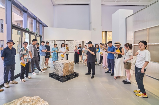 胡庆雁个展“可移动，可复制，可替换，多功能。”策展人高江波为嘉宾导览