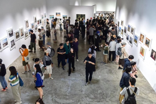 三影堂摄影艺术中心呈现“永久的当下：斯蒂芬·肖尔回顾展”，通过327幅作品与美国当代摄影大师深度交流