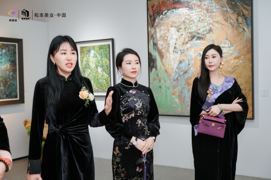 「自由之陆」策展人昕杨指引嘉宾参观画展
